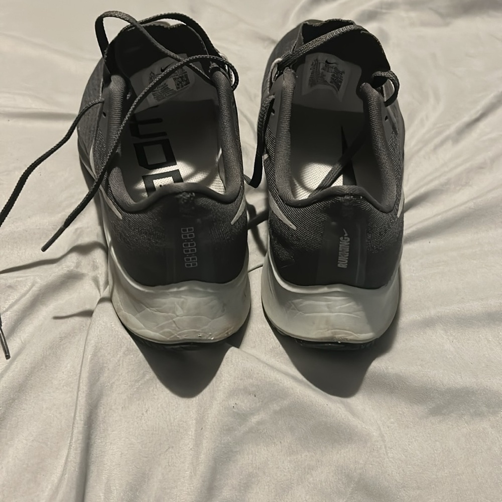 Gray Streamlined Athletic Shoes With Cushioned So… - image 3